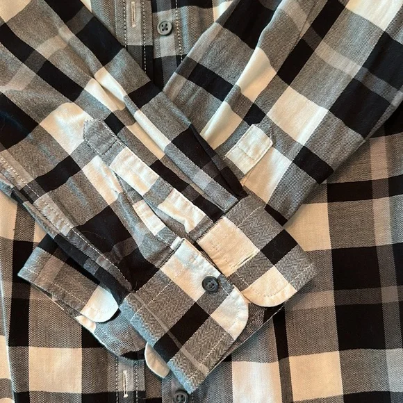 Banana Republic women’s size medium Black and White Plaid Shirt - Picture 5 of 7